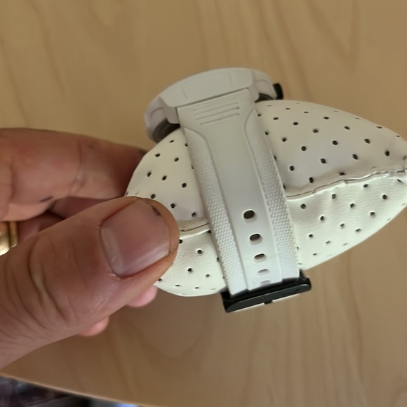 Unisex Puma white watch . has some discoloration on the white band. no box - Picture 2 of 6